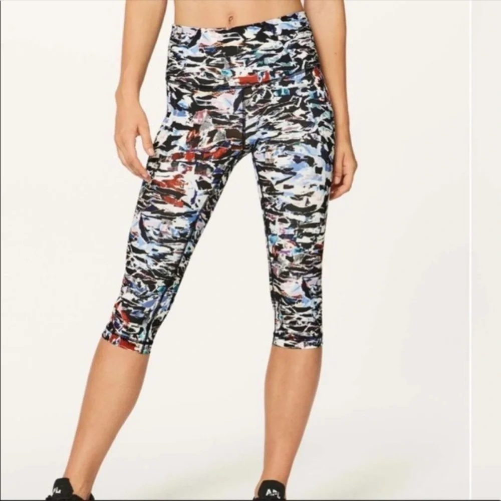 Lululemon- Wunder Under High Rise 1/2 Tight 17” Culture- Size 6